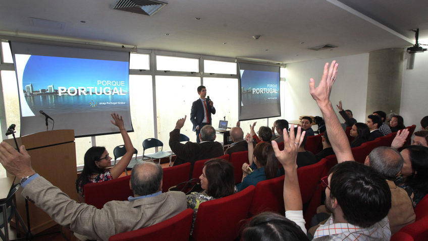 La UCAB llevó a cabo el Conversatorio «Cuando las raíces son alas»